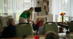 Pflege älterer Menschen (Foto: Pexels.com/Jsme MILA )