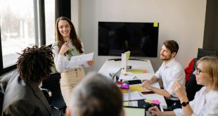 Teammeeting im Büro (Foto: Pexels.com / Yan Krukau)