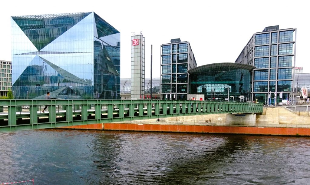 Cube Berlin mit Gustav-Heinemann-Steg und HBF