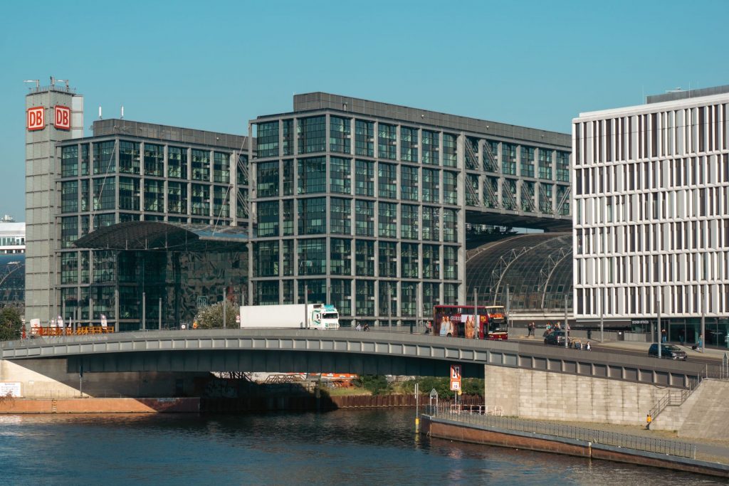  LKW am Berliner Hauptbahnhof (Foto: Pexels / János Csatlós)