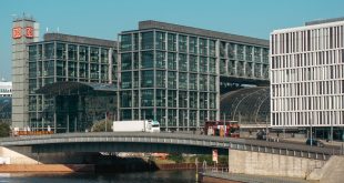 LKW am Berliner Hauptbahnhof (Foto: Pexels / János Csatlós)