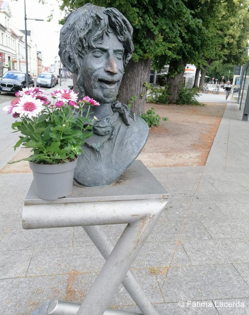 Bronze Statue im Ort