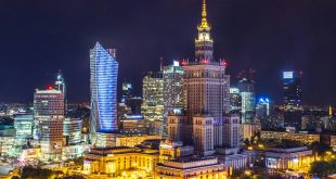 Warschau bei Nacht (Foto von Kamil Gliwiński auf Unsplash)